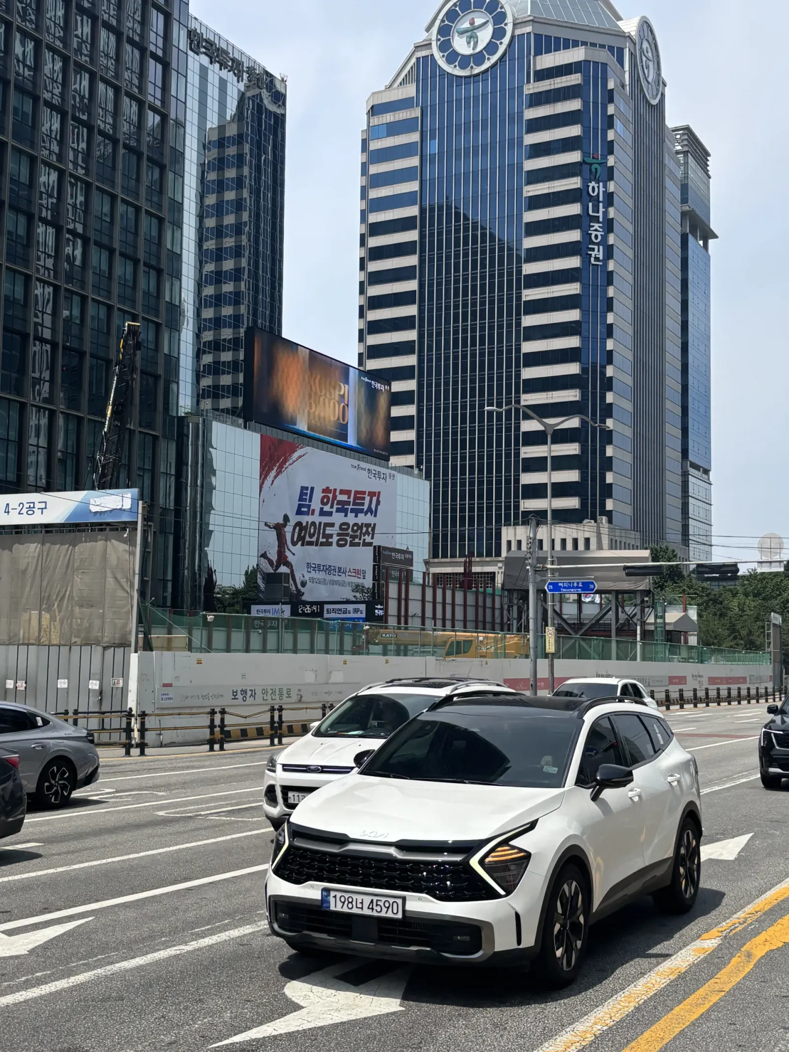 도로변에서 바라본 건물 외벽 대형 현수막 로프 고공 시공 완료 현장